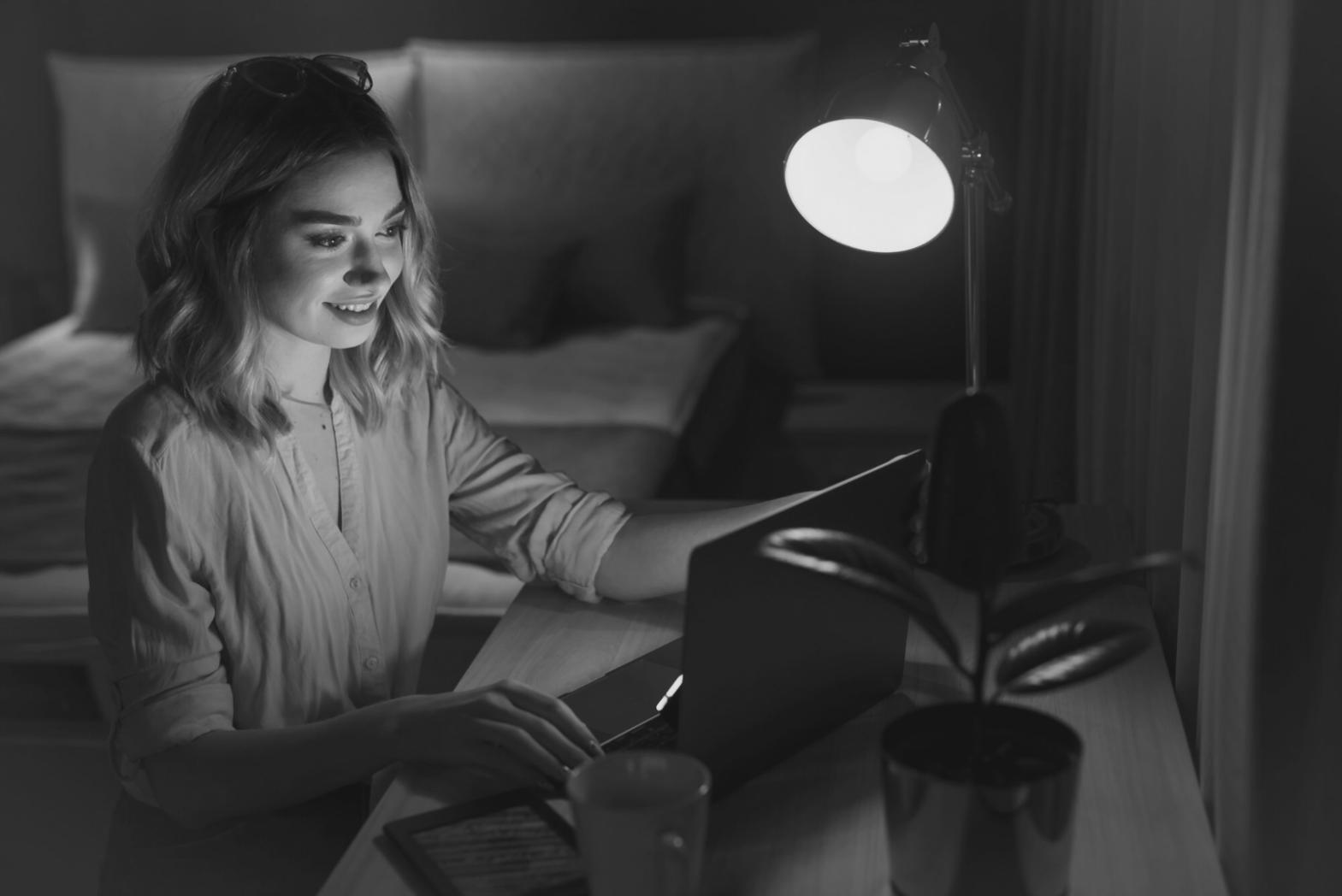Person plant Finanzstrategie am Schreibtisch